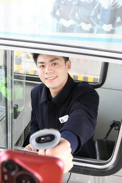 00后高速收费员撞脸多个明星：经常有人主动去搭讪