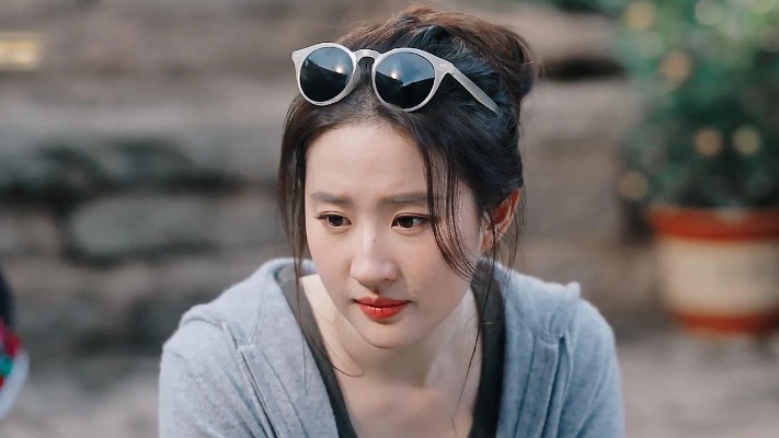 “刘亦菲8秒换胎”热搜 工作人员评价其游刃有余