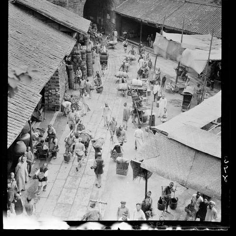 俯视角末日生存游戏《共渡难关》公开 2026年Q2发售