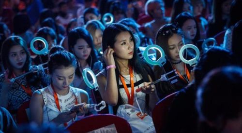 女流直播《生化9》时女儿尖叫配音 沉浸感拉满