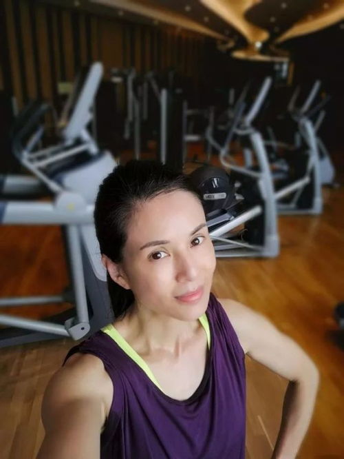 59岁李若彤现身深圳为健身代言 腹肌紧致状态超好