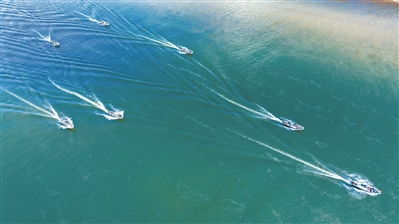 《渊舟蚀影》全新预告 在沉没世界钓鱼永不空军