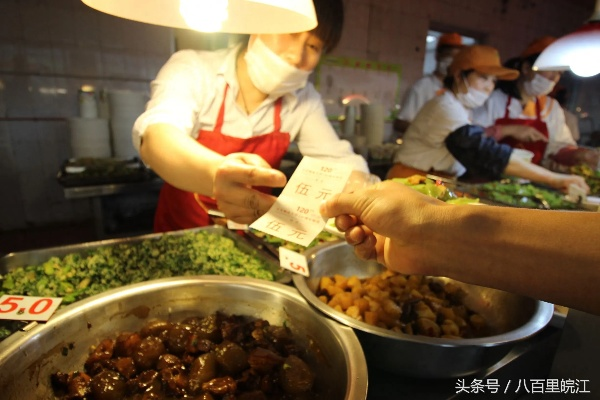 武大食堂4元“熬夜水”走红 日销两三百斤