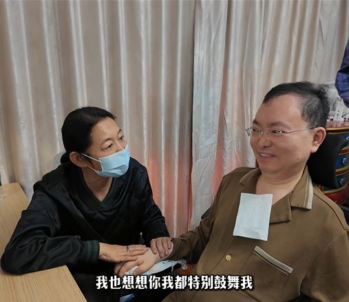 倪萍看望渐冻症终末期的蔡磊：哽咽拥抱