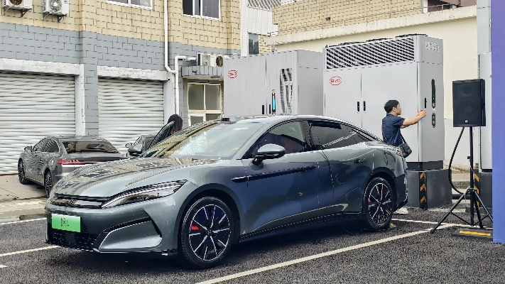 男子用比亚迪兆瓦闪充给电摩充电 博主：用巡航导弹打蚊子