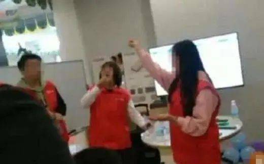 女员工因业绩不达标被罚跪 官方通报：系摆拍