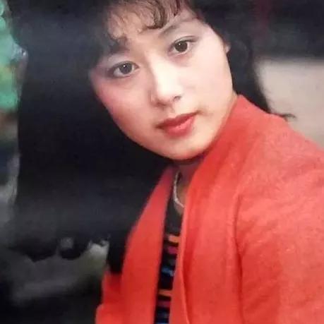 刘晓庆30岁跳体操的样子 身材身手都好绝的动态图