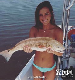 “末日鱼”冲上墨西哥海滩 多名比基尼连手施救