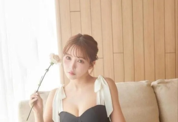 三上悠亚全新美照！一字肩大白腿！眼镜绝对加分项