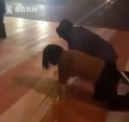 女员工因业绩不达标被罚跪 官方通报：系摆拍