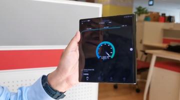 产品经理拿荣耀Magic V6做引体向上：折叠屏强度彻底封神