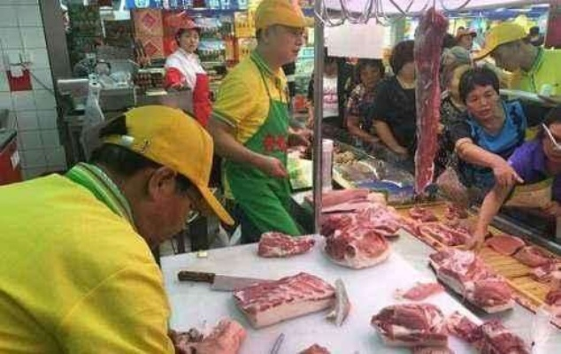 肉贩打盹遭顾客刀尖戳出血？肉贩：老顾客开玩笑