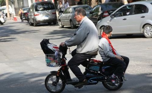 80岁老人开老年代步车撞车 保险公司以车辆属性不符拒赔