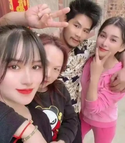 18岁顶流网红公开“三人行”：男友公开找女孩，我凭什么不能？