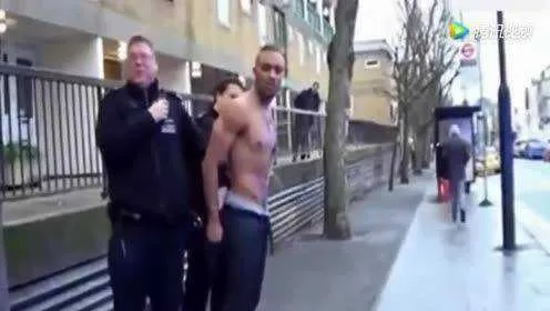 当面NTR！国外警察逮捕犯人后 当面玩他的游戏