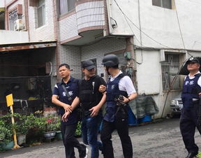 女子当街被机器人吓到医院 警察将机器人押送带走