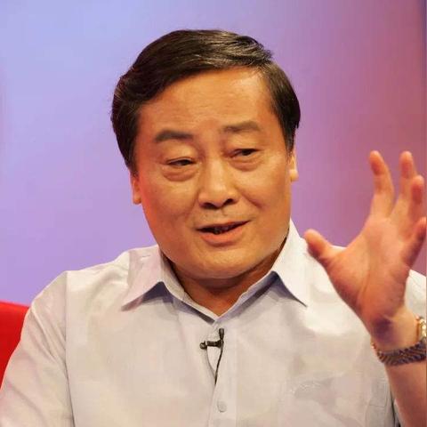 宗庆后70岁后仍坐经济舱，大佬的抠门，藏着普通人能抄的务实生存法则？