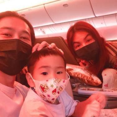 辣妈模仿Ella真空腹肚子练出洞 果然不要轻易模仿