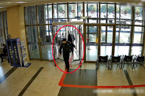 女子当街被机器人吓到医院 警察将机器人押送带走