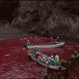 日本闹市地面冒出18米高大黑粗钢管 没人知道是啥