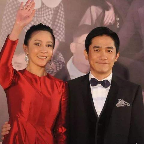 朋友晒梁朝伟刘嘉玲合影：一眼就看出夫妻谁做主