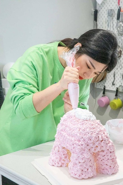 演员王添羽跟风模仿"喷火蛋糕"引发回火 生日差点毁容