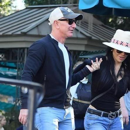 前世界首富的第二春 贝佐斯街头与现任狂秀恩爱