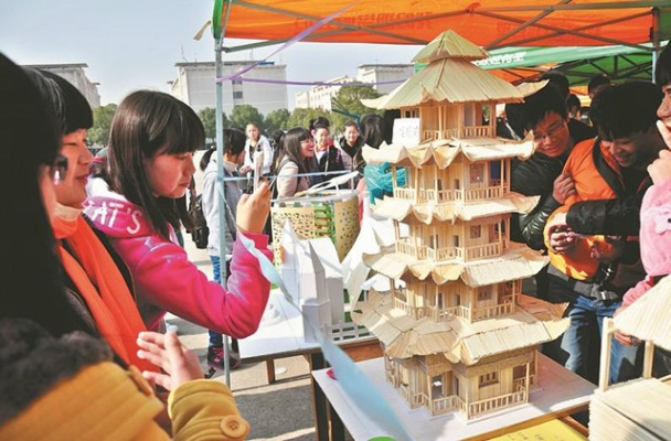 湖北女孩用胡萝卜啃出"黄鹤楼" 嘴仿佛是台3D打印机