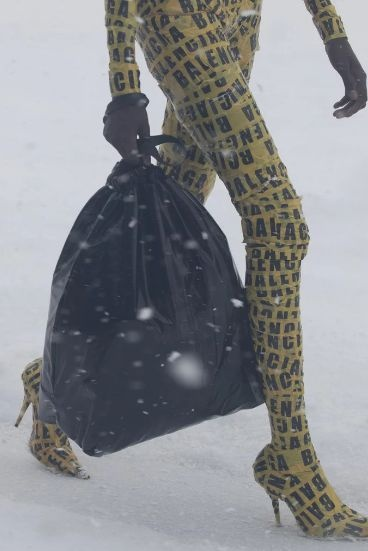 垃圾袋做出“复仇女神COS”！压迫感拉满 小孩吓哭了