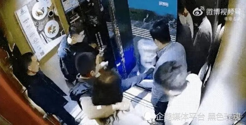 机器人被男子一脚踹倒 围观群众：它正要进电梯