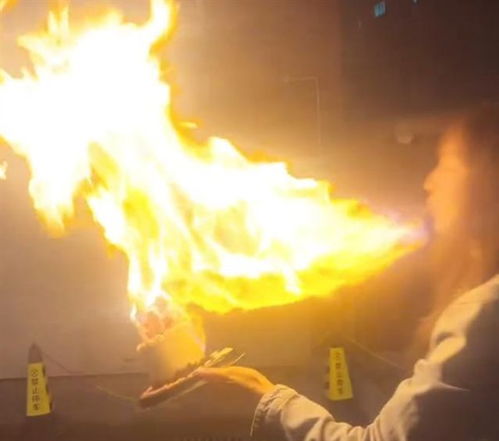 演员王添羽跟风模仿"喷火蛋糕"引发回火 生日差点毁容