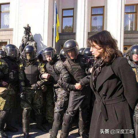 俄罗斯警察逮捕犯人后竟玩其游戏