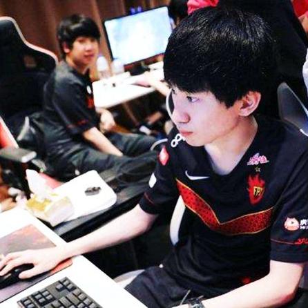 Doinb老婆糖小幽晒近照羡煞网友:这波完胜Rookie！