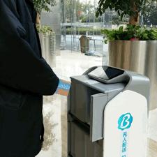 机器人被男子一脚踹倒 围观群众：它正要进电梯