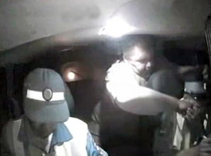 俄罗斯警察逮捕犯人后 竟然当面玩他的游戏！