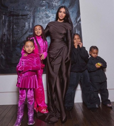 金·卡戴珊带儿子逛宝可梦卡牌展 驻足凝视10万美元天价卡牌