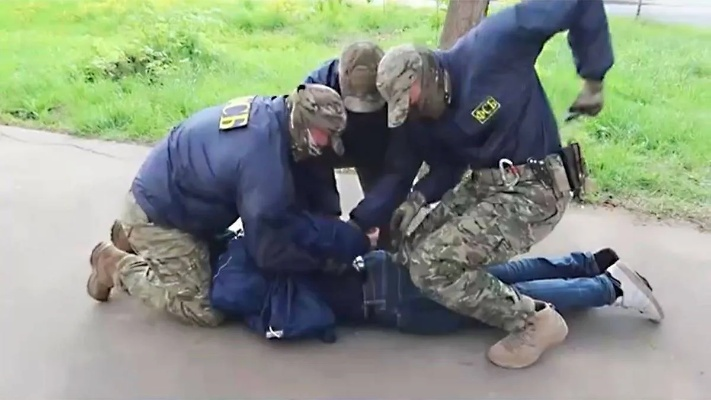 俄罗斯警察逮捕犯人后 竟然当面玩他的游戏！