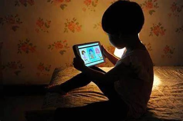 自闭症女孩玩游戏半年充45万！一天花几万毛毛雨