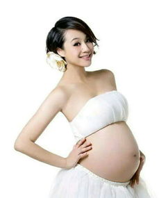 国外女星怀孕是造假？网友质疑硅胶孕肚