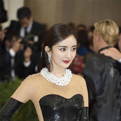 24岁美国超模奥斯卡派对大胆秀身材！