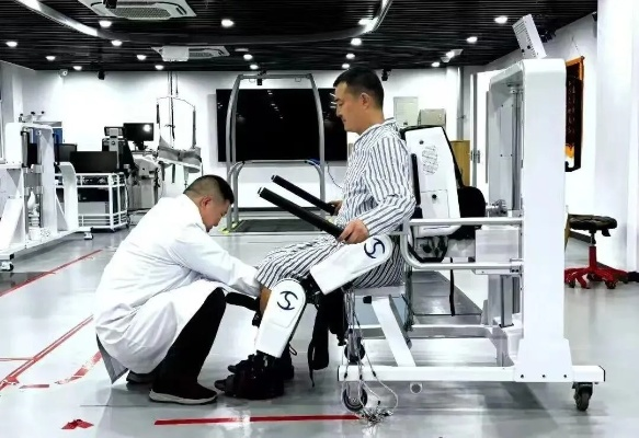 截瘫女子植入脑机1年后：能刷手机能自主进食