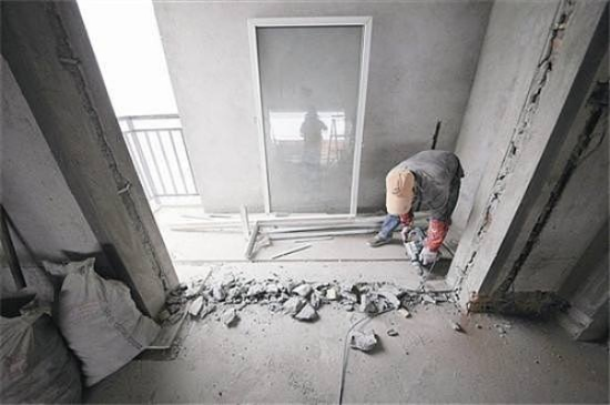 租客装修后退房 房东让恢复成毛坯新