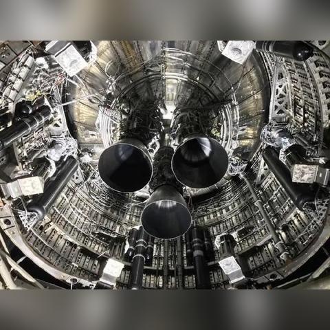 马斯克母亲曝其SpaceX发射场附近的家：简陋如仓库