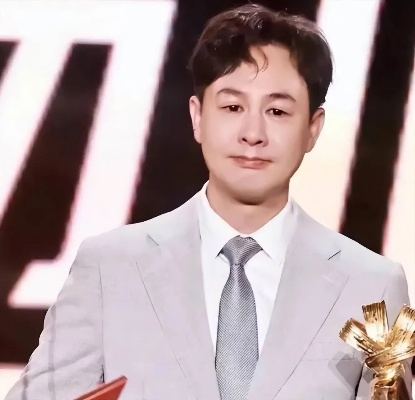 张颂文见已故经纪人照片泪目，鲜为人知的幕后羁绊，为何戳中千万职场人？