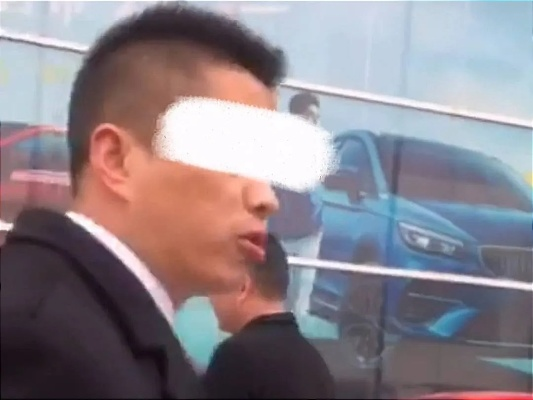 男子被4S店拉黑 销售经理：一年来吃饭260多次还辱骂我们