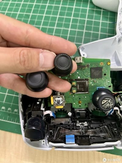 PS5/PS4 R2按键失灵怎么修？玩家必看的修复与改装进阶指南