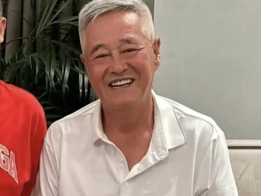 69岁赵本山近况曝光：已不出来工作 每天跑步动一动