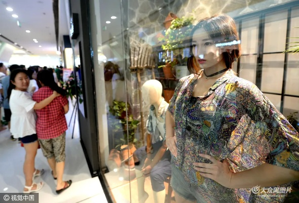 日薪4000元？三里屯透明玻璃舱现真人模特引热议