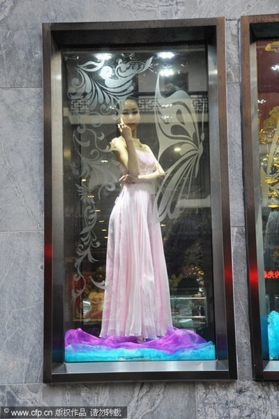 日薪4000元？三里屯透明玻璃舱现真人模特引热议