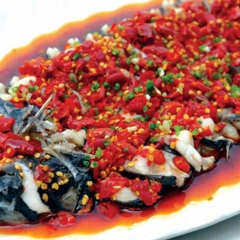 鱼塘主坚持2年辣椒喂鱼 鱼吃后体型更漂亮口感更好